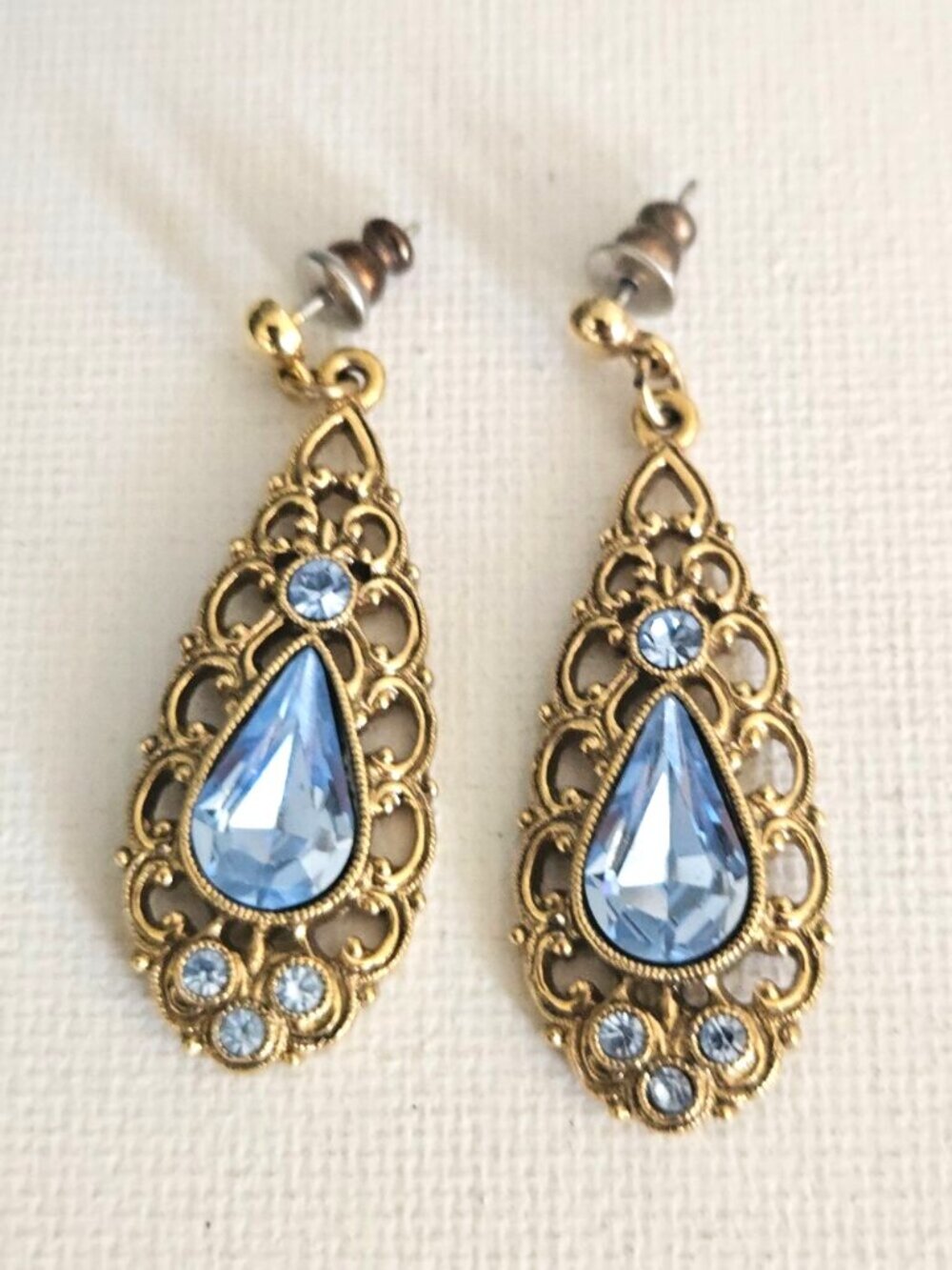 1980s Gold Tone Fillagree Pierced Blue Crystal Pierced Earrings